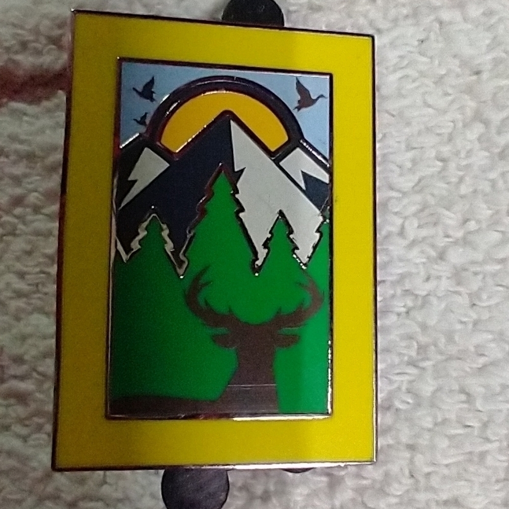 Silvertone yellow green deer 🦌 mountain 🏔️ brooch pin 📌📍 nature animal
